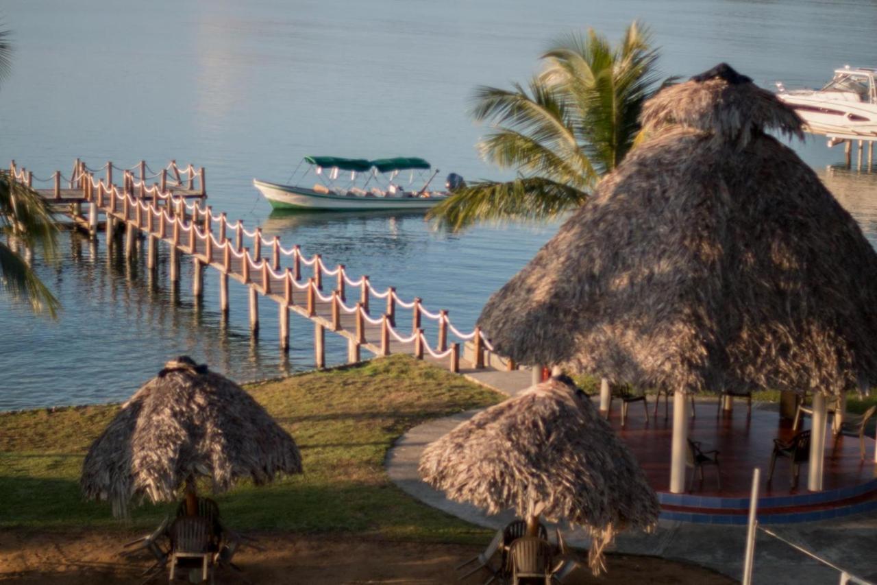Playa Tortuga Hotel And Beach Resort Bocas del Toro Exterior photo